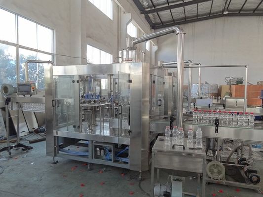 Chine Équipement de mise en bouteilles liquide complètement automatique de jus de la machine de remplissage de Monoblock 4000BPH fournisseur