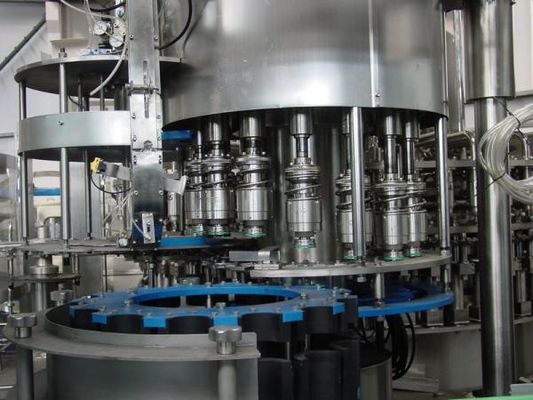 Équipement de mise en bouteilles de capsulage de jus à échelle réduite de 12 têtes/machine de remplissage de bouteilles en plastique fournisseur