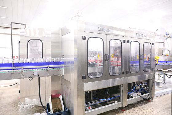 3 dans 1 machine de remplissage de l'eau de bouteille en verre fournisseur