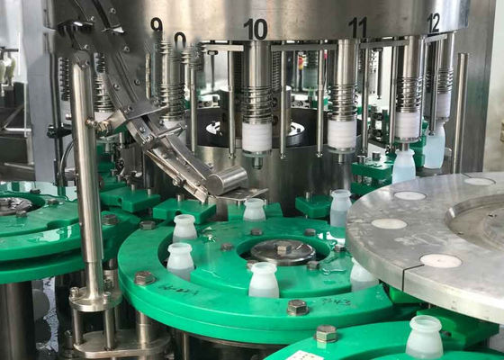 3 dans 1 machine de capsulage remplissante de Wahing pour la bouteille de PE fournisseur